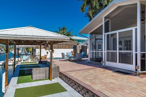 Paradise Cove - Waterfront Private Pool Home, 2 Mins to Open Gulf, 60' Dock House in Marathon
