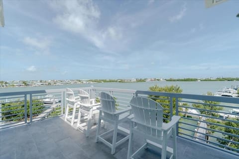 Paraiso Del Mar - Luxury Waterfront Pool Home, 65' Dock House in Key Colony Beach