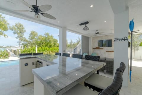 Paraiso Del Mar - Luxury Waterfront Pool Home, 65' Dock House in Key Colony Beach