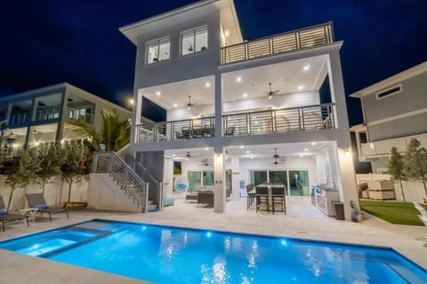 Paraiso Del Mar - Luxury Waterfront Pool Home, 65' Dock House in Key Colony Beach