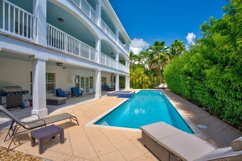 Oceanside Manor- Expansive Waterfront Pool Home, 30' Dock House in Key Colony Beach