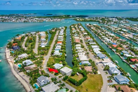 Oceanside Manor- Expansive Waterfront Pool Home, 30' Dock House in Key Colony Beach