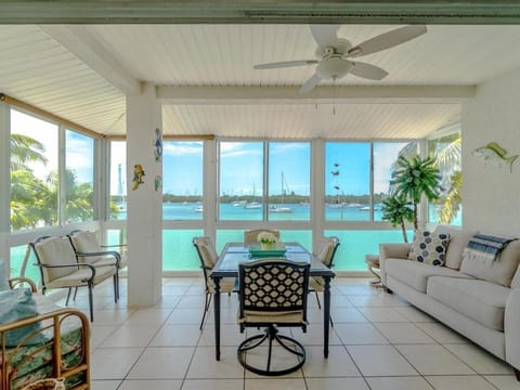 Sanctuary Bay - Private Waterfront Home, 42' Dock House in Marathon