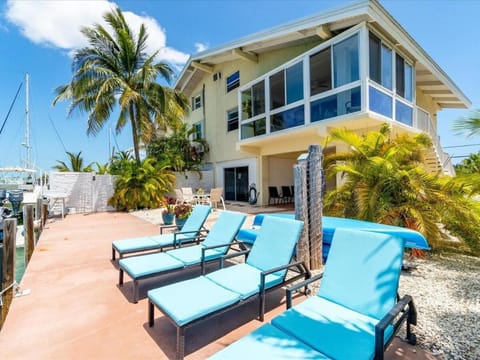 Sanctuary Bay - Private Waterfront Home, 42' Dock House in Marathon