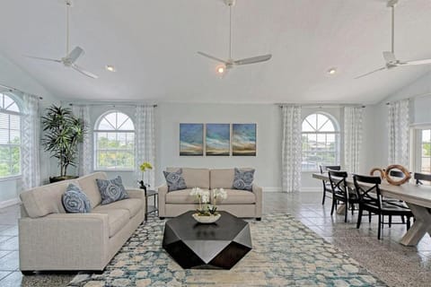 Reel Relaxin` - Luxury Waterfront Pool Home, 55' Dock House in Marathon