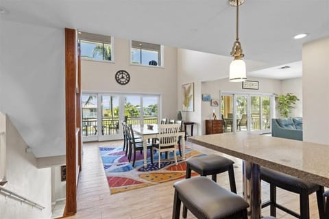 Sombrero Beach Beauty- Luxury Waterfront Pool Home, 50` Dock House in Marathon