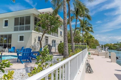 Sombrero Beach Beauty- Luxury Waterfront Pool Home, 50` Dock House in Marathon