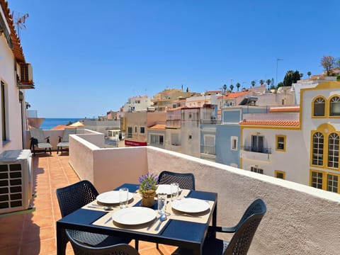 View (from property/room), Balcony/Terrace, Dining area, City view, Sea view