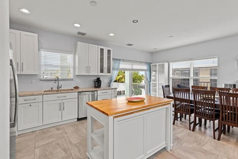 Tipsy Turtle - Waterfront Pool Home, Direct Atlantic Access! House in Marathon