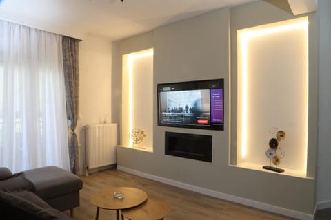 Communal lounge/ TV room, TV and multimedia, Living room, Seating area, Evening entertainment