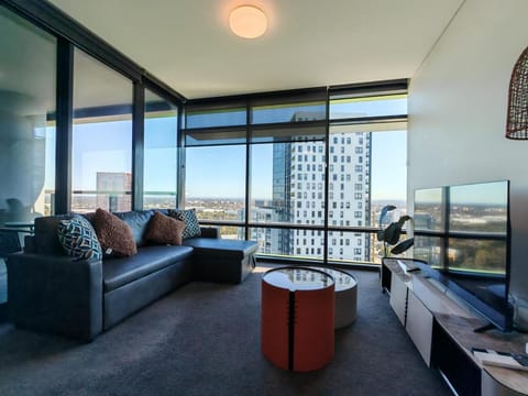 Communal lounge/ TV room, TV and multimedia, View (from property/room), Living room, Seating area, Evening entertainment, City view