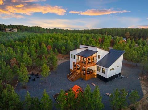 Hidden Pearl-modern bunkroom gameroom playground hottub House in Broken Bow