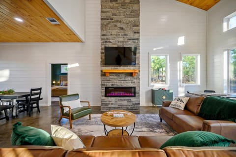 Hidden Pearl-modern bunkroom gameroom playground hottub House in Broken Bow