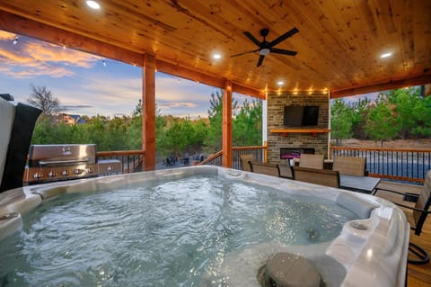 Hidden Pearl-modern bunkroom gameroom playground hottub House in Broken Bow