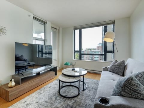 Astoria Escape - Bright condo with work desk by Victoria Prime! Apartment in Victoria