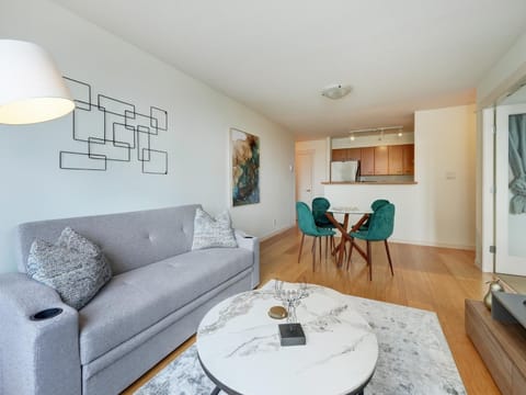 Astoria Escape - Bright condo with work desk by Victoria Prime! Apartment in Victoria