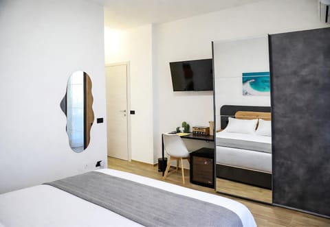 Bed, TV and multimedia, Photo of the whole room, Evening entertainment, Bedroom, wardrobe