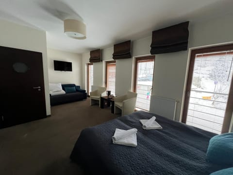 Bed, TV and multimedia, Bedroom