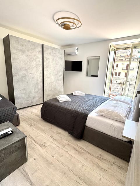 Bed, TV and multimedia, View (from property/room), Balcony/Terrace, Photo of the whole room, Bedroom, City view, Landmark view, Mountain view, heating, wardrobe, air conditioner