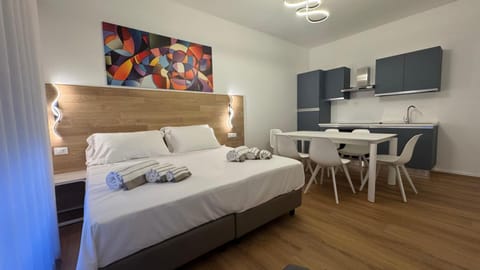 Bed, TV and multimedia, Kitchen or kitchenette, Photo of the whole room, Dining area, Bedroom, towels