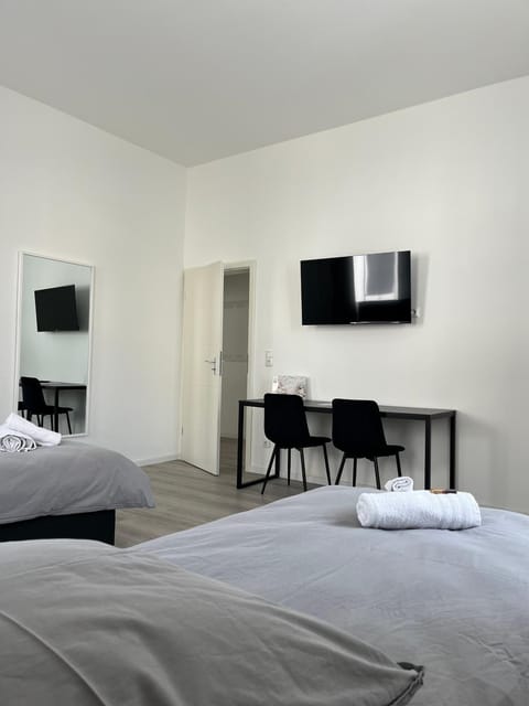 Bed, TV and multimedia, Photo of the whole room, Evening entertainment, Bedroom, towels