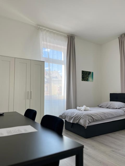 Bed, TV and multimedia, Photo of the whole room, Bedroom, towels