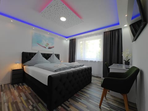 Bed, TV and multimedia, Photo of the whole room, Bedroom