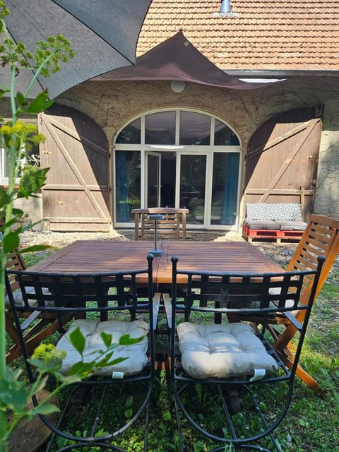 Patio, Day, Garden, Dining area