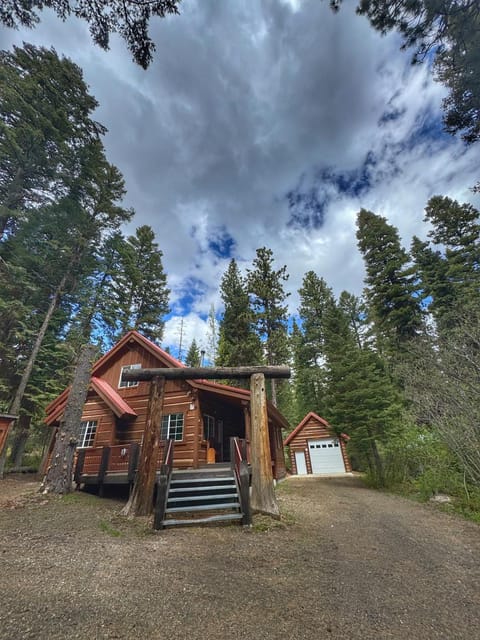 The Cozy Acorn Cascade Lake Retreat House in Valley County