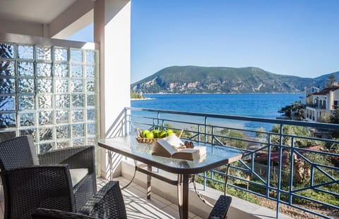 Natural landscape, View (from property/room), Balcony/Terrace, Seating area, Dining area, Sea view
