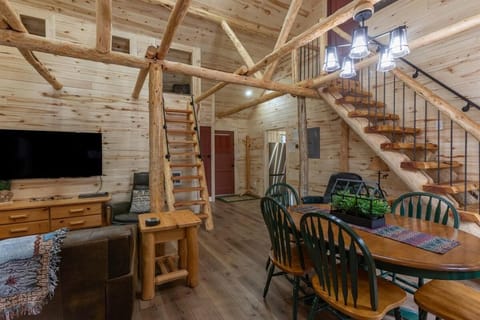 TV and multimedia, Living room, Seating area, Dining area