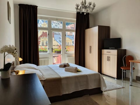 Photo of the whole room, Dining area, Bedroom