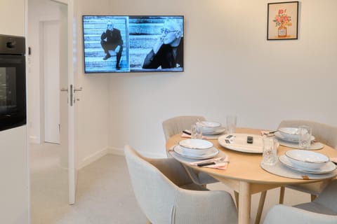 TV and multimedia, Kitchen or kitchenette, Seating area, Dining area