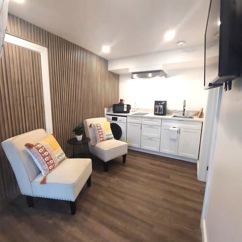 TV and multimedia, Kitchen or kitchenette, Living room, Seating area