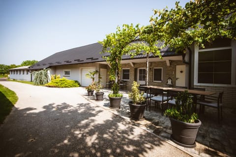 Property building, Day, Garden, Animals, Garden view, Inner courtyard view, acessibility