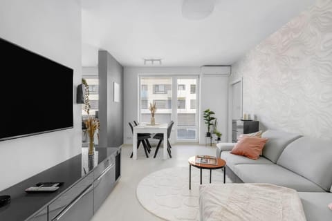 TV and multimedia, Living room, Seating area, Evening entertainment