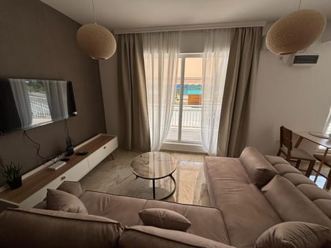 Communal lounge/ TV room, TV and multimedia, Living room, Seating area, Evening entertainment, air conditioner