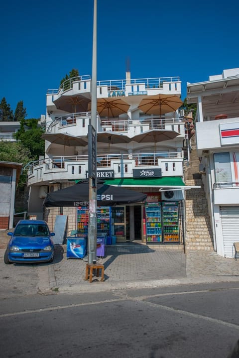 Property building, Balcony/Terrace, Supermarket/grocery shop, Shopping Area, Parking