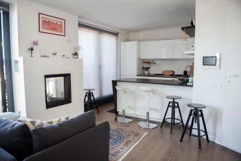 Kitchen or kitchenette, Living room, Seating area, Dining area