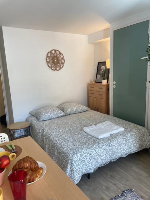 Bed, TV and multimedia, Photo of the whole room, Bedroom, towels