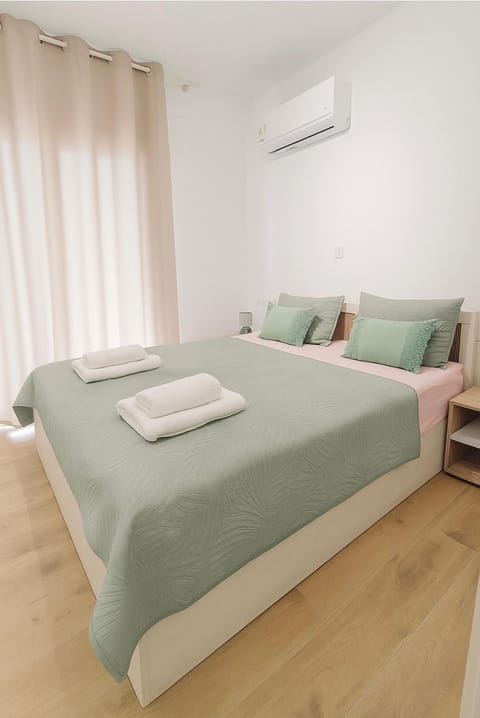 Bed, Bedroom, towels