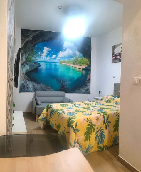 Bed, TV and multimedia, Photo of the whole room, Bedroom