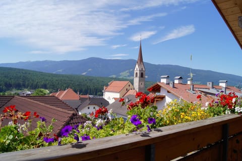 Day, Neighbourhood, Natural landscape, Summer, Balcony/Terrace, On site, Mountain view