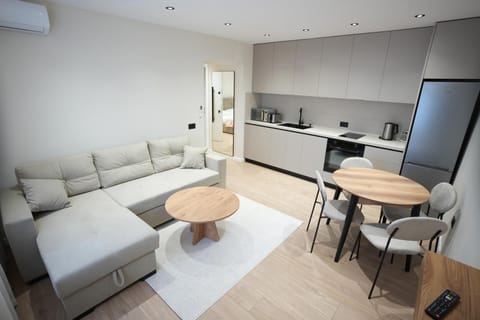 Coffee/tea facilities, Kitchen or kitchenette, Living room, Seating area, Dining area