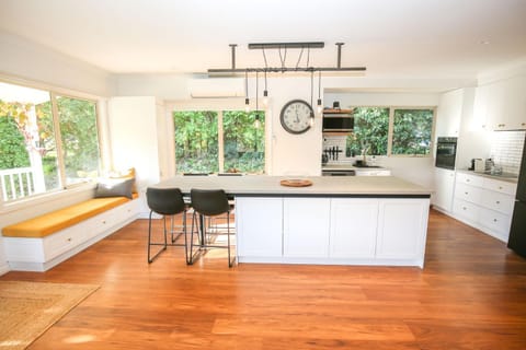 Coffee/tea facilities, Kitchen or kitchenette, Dining area, dishwasher, heating, microwave, oven, pet friendly, stove, toaster, air conditioner