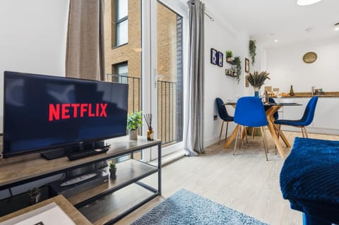 Communal lounge/ TV room, TV and multimedia, Living room, Dining area, internet