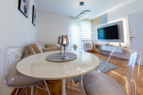 Communal lounge/ TV room, TV and multimedia, Living room, Seating area, Dining area