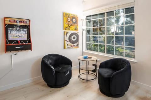 5 Bedroom Home With Firepit House in Rancho Bernardo