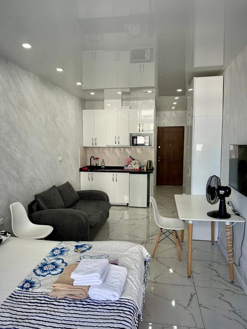 Nearby landmark, Bed, TV and multimedia, Kitchen or kitchenette, Living room, Photo of the whole room, Dining area, Evening entertainment, Bedroom, Location, microwave, pet friendly, stove, wardrobe, kitchen