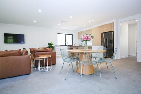 TV and multimedia, Coffee/tea facilities, Living room, Seating area, Dining area, heating, microwave, oven, pet friendly, stove, toaster, air conditioner